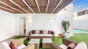 Bazén v ubytování VILLA ANIL Lanzarote nebo v jeho okolí