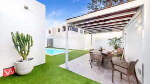 Bazén v ubytování VILLA ANIL Lanzarote nebo v jeho okolí