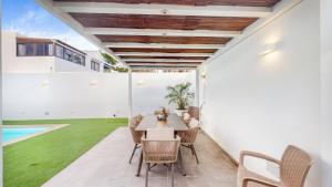 Bazén v ubytování VILLA ANIL Lanzarote nebo v jeho okolí
