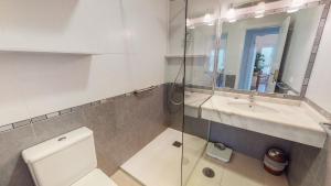 Koupelna v ubytování VILLA ANIL Lanzarote
