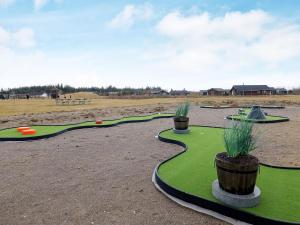 Slettestrandにある6 person holiday home in Brovstの鉢植えのゴルフコース