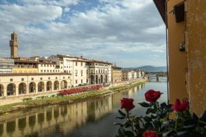 フィレンツェにあるPonte Vecchio 3 bedroom apartmentのギャラリーの写真