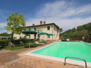 una piscina di fronte a una casa di Lavish Farmhouse in San Gimignano with Swimming Pool a San Gimignano