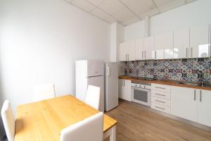 Un Lugar House Canteras - Coliving的厨房或小厨房