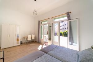 大加那利岛拉斯帕尔马斯Un Lugar House Canteras - Coliving的客房设有床、桌子和一些窗户。