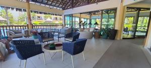Χώρος καθιστικού στο PARAÍSO FRENTE MAR - VG SUN CUMBUCO PARA 4 PESSOAS - COM HIDRO, SAUNA, PISCINA, COZINHA COMPLETA, PARQUINHO E WI-Fl
