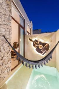 un signo de guitarra en el lateral de un edificio en FREE PRIVATE PARKING Casa Trova en Santa Lucía Centro Mérida, en Mérida
