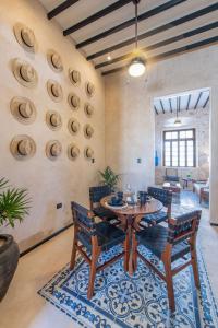 Un comedor con mesa y sillas de madera. en FREE PRIVATE PARKING Casa Trova en Santa Lucía Centro Mérida, en Mérida