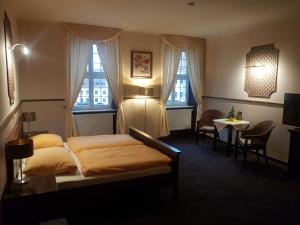 Un pat sau paturi într-o cameră la Gotikhotel Frenzelhof