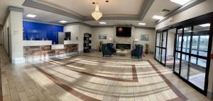 a large lobby with a rug on the floor at Bradley Inn in Windsor Locks