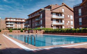 a swimming pool in front of a building at Circo Bueno in Isla