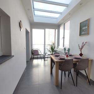 een eetkamer met een tafel en stoelen bij Apartment Villa Ksenija in Oostende