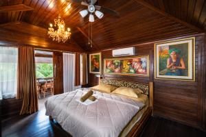 蓝梦岛Ketut Losmen Bungalows Lembongan的一间带床的卧室，位于一间带木墙的房间里 更多37张照片