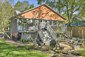 Photo de la galerie de l'établissement Renovated Carrboro House with Deck and Fire Pit!, à Carrboro