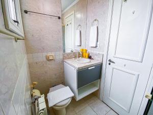 A bathroom at LOCAR-IN GRAMADO - Apartamento Rua Torta