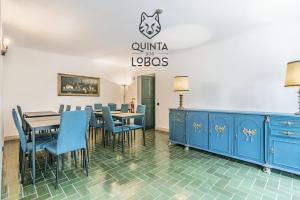 comedor con armarios azules, mesa y sillas en Quinta dos Lobos Boutique Hotel - Nature Experience, en Sintra