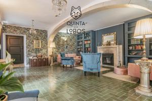 sala de estar con sillas azules y chimenea en Quinta dos Lobos Boutique Hotel - Nature Experience en Sintra