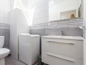 een witte badkamer met een toilet en een wastafel bij Gîte Vertou, 2 pièces, 3 personnes - FR-1-306-1217 in Vertou