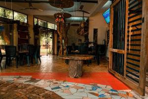 un comedor con una mesa y un tronco de árbol en Eco Hotel Gota del Chaco, en Villamontes