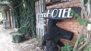 una señal en el costado de una pared de ladrillo en Eco Hotel Gota del Chaco, en Villamontes