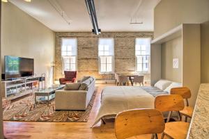 Μια τηλεόραση ή/και κέντρο ψυχαγωγίας στο Bright Savannah Loft in Historic District!