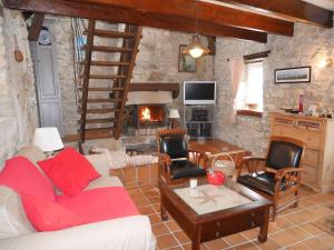 sala de estar con sofá, sillas y chimenea en Breton granite stone house, Camaret-sur-Mer, en Camaret-sur-Mer
