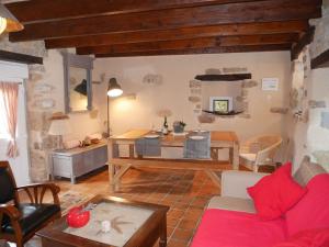 sala de estar con sofá y mesa en Breton granite stone house, Camaret-sur-Mer, en Camaret-sur-Mer