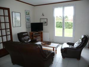 TV a/nebo společenská místnost v ubytování Holiday Home in Treompan near Sandy Beaches