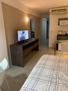 Televízia a/alebo spoločenská miestnosť v ubytovaní Hotel Ritz Condômino Adler Ricardo