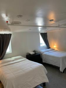 Кровать или кровати в номере Culver City Hostel