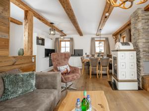 ein Wohnzimmer mit einem Sofa und einem Tisch in der Unterkunft Chalet Petra in Katschberghöhe