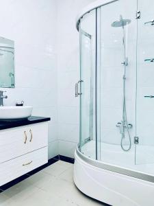 y baño con ducha acristalada y lavamanos. en Linh Phuong 6 Hotel, en Can Tho