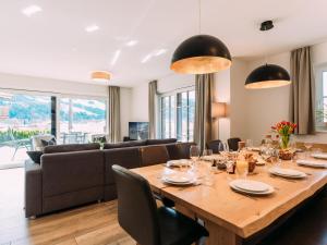 A seating area at Tauern Lodge XL