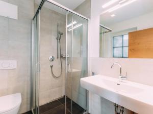 łazienka z umywalką i prysznicem w obiekcie Tauern Lodge XL w mieście Piesendorf +37 zdjęć