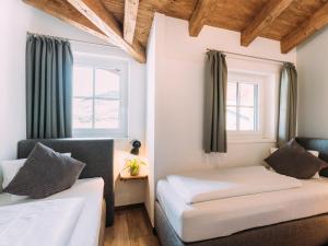 A bed or beds in a room at Tauern Lodge XL