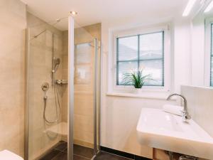 A bathroom at Tauern Lodge XL