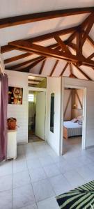 ein Schlafzimmer mit einem Bett in einem Zimmer in der Unterkunft Kachiman in Saint Esprit