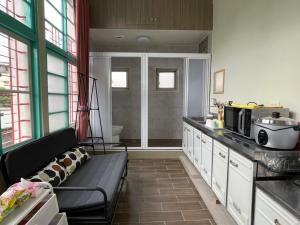- une cuisine avec un canapé et un four micro-ondes dans l'établissement ShinYuan BNB, à Chaozhou