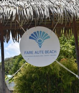 una señal para la playa de acupuntura aire en una cabaña de paja en Fare Aute Beach en Vaianae