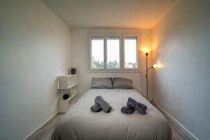 um quarto com uma cama com duas almofadas em Appartement tout équipé parking balcon 2 chambres em Marselha