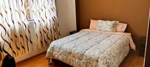 Een bed of bedden in een kamer bij Departamento Amoblado de estreno con Cochera