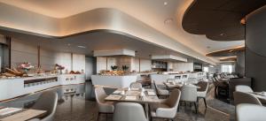 a restaurant with tables and chairs and a bar at Grande Centre Point Space Pattaya in North Pattaya