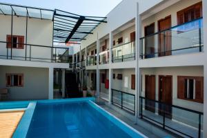 vistas a un edificio con piscina en CLH Suites Bonito Centro en Bonito