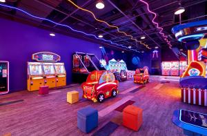 uma sala com muitos jogos de arcada e máquinas em Holiday Inn Resort Ho Tram Beach, an IHG Hotel em Ho Tram