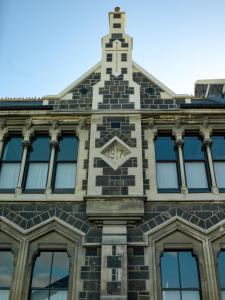 un edificio con una torre encima en The Observatory Hotel Christchurch en Christchurch