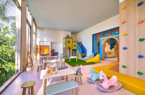 uma sala de jogos para crianças com uma área de jogos com equipamento de brincar em Holiday Inn Resort Ho Tram Beach, an IHG Hotel em Ho Tram