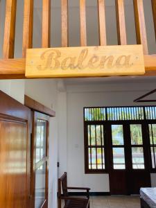 een houten bord met balenciaga in een kamer bij La Polena in Matara