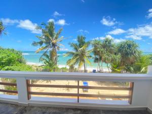 uma vista para a praia a partir de uma varanda em La Polena em Matara