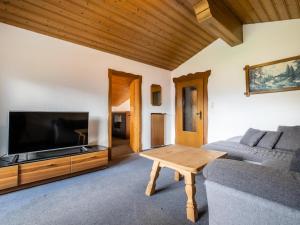 Televízia a/alebo spoločenská miestnosť v ubytovaní Weinberghof I