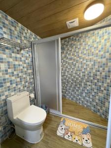 潮州鎮的住宿－欣園小筑民宿，一间带卫生间和淋浴间的浴室